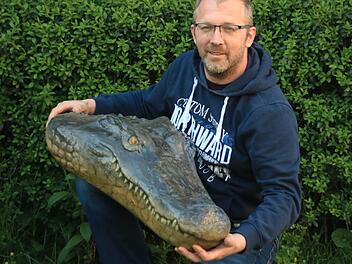 Michael Popp freut sich, sein Krokodil bald schwimmen zu lassen. Foto: Matthias Einwag