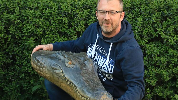 Michael Popp freut sich, sein Krokodil bald schwimmen zu lassen. Foto: Matthias Einwag