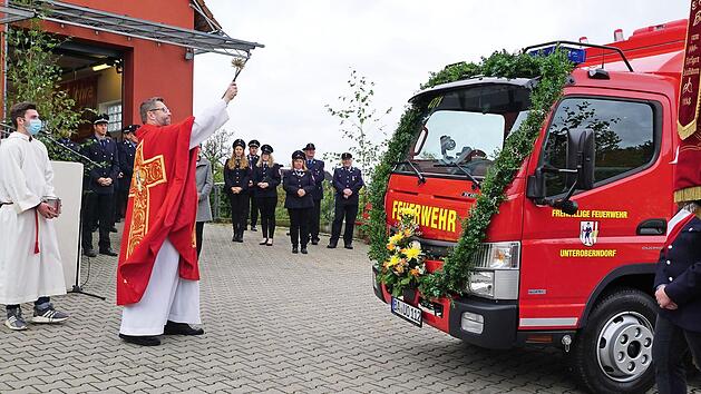 Pfarrer Markus Sch&uuml;rrer segnet das Fahrzeug.  Foto: Johannes Michel