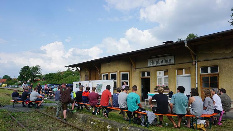 Groß war das Interesse der Bevölkerung am Workshop, der sich mit der Zukunft des Bahnhofsgeländes in Rupboden befasste. Foto: Marion Eckert