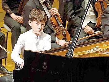 Leo Wilk (14) aus Forchheim spielt Klavier im Chorkonzert am Samstag in Hetzelsdorf.