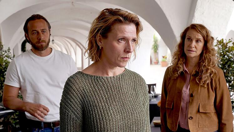 Ricarda Gasser (Franziska Weisz, Mitte) ist schockiert, als sie von Sonja Schwarz (Chiara Schoras) und Jonas Kerschbaumer (Gabriel Raab) erf&auml;hrt, dass ihr Mann ermordet wurde. Wirklich zu trauern scheint sie aber nicht um ihn. Er galt als Tyrann und soll sie und ihren Sohn auch mal geschlagen haben. Zudem hatte sie eine Aff&auml;re mit seinem Konkurrenten.