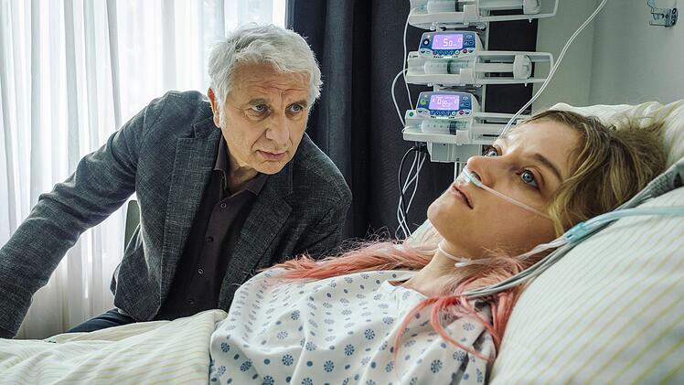 Kriminalhauptkommissar Franz Leitmayr (Udo Wachtveitl) befragt Kara Roth (Lara Feith) im Krankenhaus.