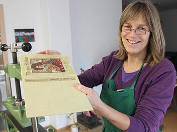Handbuchbinderin Jenny Porzner-Schirl hat in Höchstadt ihre eigene kleine Werkstatt.  Fotos: Sebastian Martin
