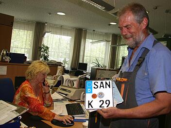 Der erste, der sich ein Altkennzeichen gestern sicherte war Karl Paul Kuhnert aus Neuenmarkt. Einfach aus Gag, weil er mal sehen wollte, ob er als Neuenmarkter auch mit SAN auf dem Motorrad herumfahren darf.Fotos: Sonja Adam