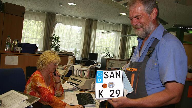 Der erste, der sich ein Altkennzeichen gestern sicherte war Karl Paul Kuhnert aus Neuenmarkt. Einfach aus Gag, weil er mal sehen wollte, ob er als Neuenmarkter auch mit SAN auf dem Motorrad herumfahren darf.Fotos: Sonja Adam