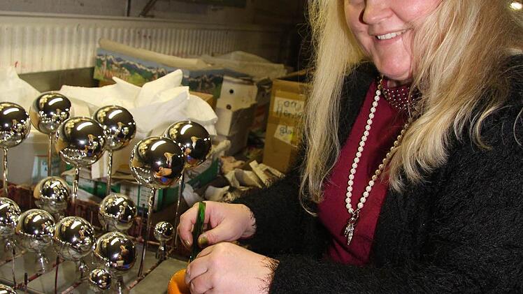 Christbaumkugeln in neongelb - auf Wunsch einer Kundin macht Silke Eckardt auch Unmögliches möglich.