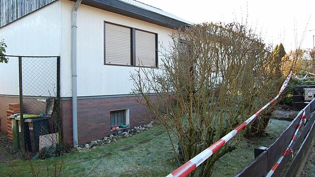 Das Wohnhaus im Eichenweg wird noch immer untersucht. Fotos: Oliver Schmidt