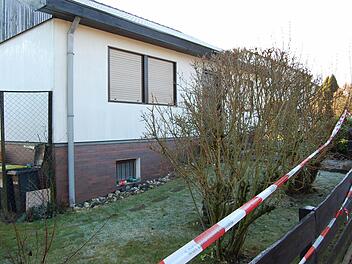 Das Wohnhaus im Eichenweg wird noch immer untersucht. Fotos: Oliver Schmidt