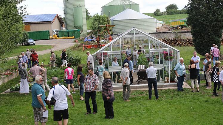 Die offizielle Eröffnung fand im Vorgarten von Peter Janson statt. Foto: Michael Stelzner