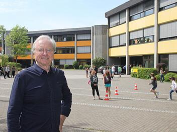 Altlandrat Heinz Köhler vor dem "größten Projekt", das während seiner Amtszeit als Landrat verwirklicht wurde.  Foto: Veronika Schadeck