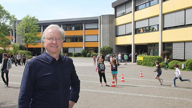 Altlandrat Heinz Köhler vor dem "größten Projekt", das während seiner Amtszeit als Landrat verwirklicht wurde.  Foto: Veronika Schadeck
