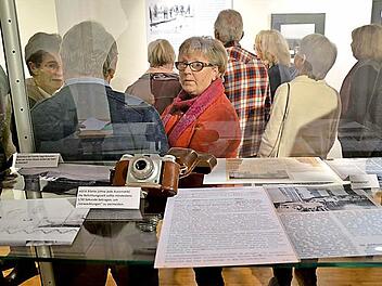 Für viele der fotografischen Momentaufnahmen von Maximilian Hagn-Rummler sind auch noch die entsprechenden Zeitungsartikel vorhanden, unter anderem aus dem Fränkischen Tag.  Fotos: Andrea Spörlein