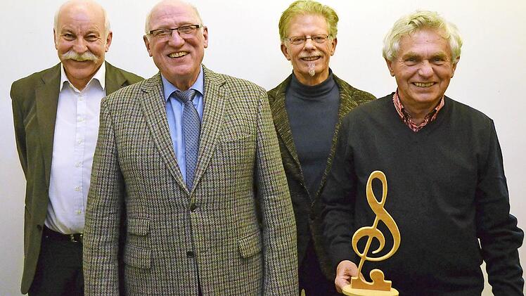 Zwischen 75 und 100 "Dienstjahre" haben diese Herren des Vorstands des Gesangvereins inzwischen auf dem Buckel. "Dienstältester" ist Vorsitzender Georg Riedmann (seit 1978). Das Foto zeigt (von links) Manfred Simon, Georg Riedmann, Jürgen Dobler und Peter Beckmann. Foto: Peter Rauch