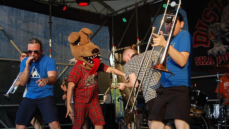 Distemper aus Moskau nahmen jeden Zentimeter der Bühne ein und zelebrierten SkaPunk in Reinkultur! Foto: Rolf Krebs