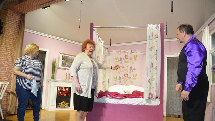 Die Pensionswirtin Elfriede Stey (Mitte) vermietet ein Bett an drei verschiedene Gäste und sorgt für reichlich Wirbel und Aufregung. Foto: Karl-Heinz Hofmann