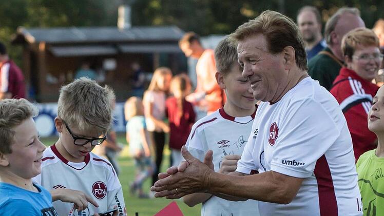 Die 76-j&auml;hrige Club-Legende Steff Reisch gibt Autogramme.