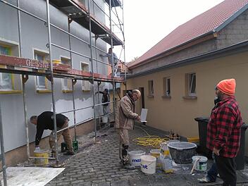 Die Reichenbacher richten in unzähligen Arbeitsstunden die alte Schule her, hier wird am Nebengebäude gewerkelt. Fabian Nöth