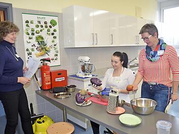 Sophie Prasser wurde Siegerin im Berufswettbewerb beim Kreisentscheid an der Berufsfachschule Ernährung & Versorgung Kronach. Sie wird bei ihrer Kreation beobachtet von Kreisbäuerin Rosa Zehnter (links) und stellvertretender Kreisbäuerin Marina Herr.  Foto: K.- H. Hofmann