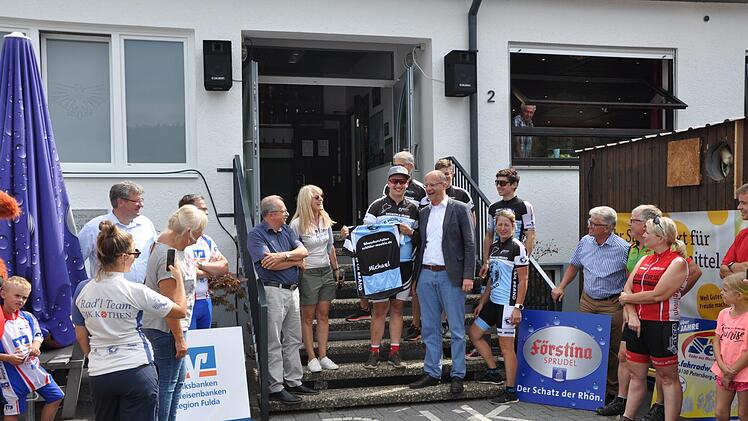 Radfahrtrikot für den Schirmherrn Michael Brand vom Radteam Brand aus Euerdorf. Foto: Petra Heurich