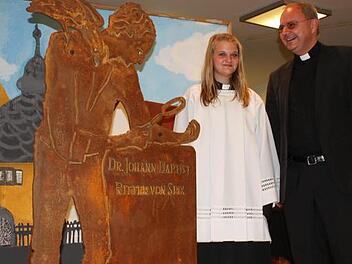 Talena Mixdorf übernimmt im Musical die Rolle des Höchstadter Pfarrers. Dekan Kilian Kemmer hat sie eingekleidet. Foto: Christian Bauriedel