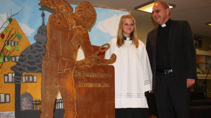 Talena Mixdorf übernimmt im Musical die Rolle des Höchstadter Pfarrers. Dekan Kilian Kemmer hat sie eingekleidet. Foto: Christian Bauriedel