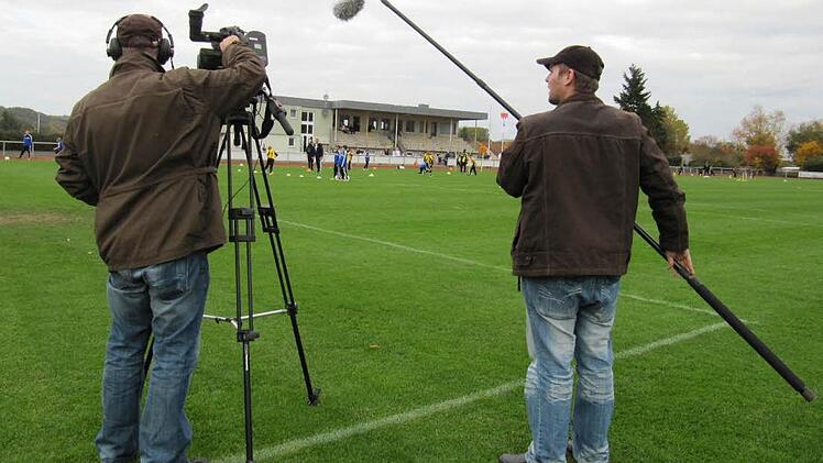 Nach dem Schwenk in die Totale gibt es eine neue Einstellung für das Interview mit dem Vorsitzenden (links Produzent Christian Schreder, rechts Tonassistent Dennis Steinbrecher).