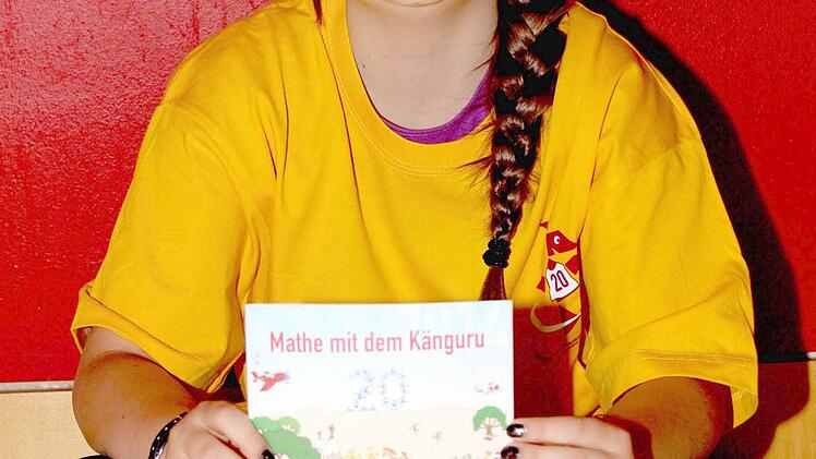 Schulsiegerin wurde Maya Steppert (5e) aus Sand. Die Zehnjährige erzielte 97,5 von 120 möglichen Punkten. "Ich mag Mathe sehr", sagte Maya.  Fotos: Ralf Naumann