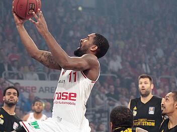 Brad Wanamaker (mit Ball) findet immer einen Weg zum Korb - hier versetzt er die Ludwigsburger DJ Kennedy, Kerron Johnson, Jon Brockman und John Little in die Zuschauerrolle.Fotos: sportpress und dpa