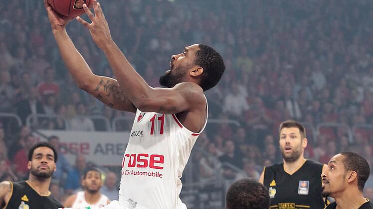 Brad Wanamaker (mit Ball) findet immer einen Weg zum Korb - hier versetzt er die Ludwigsburger DJ Kennedy, Kerron Johnson, Jon Brockman und John Little in die Zuschauerrolle.Fotos: sportpress und dpa