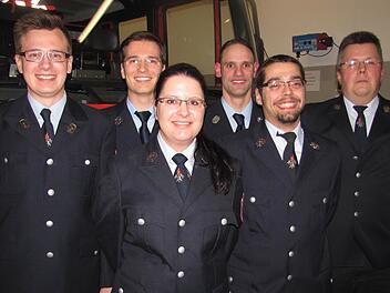 Das neue Führungsteam des Feuerwehrvereins Bertelsdorf (von links): Zweiter Vorsitzender Michael Wegner, Vorsitzender Sebastian Wlasek, Schriftführerin Alicia Maessen, Dritter Vorsitzender Sebastian Brehm, Marcel Welsch vom Vergnügungsausschuss und Kassierer Andreas Thauer. Foto: Martin Koch