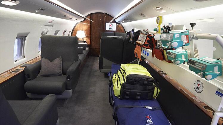 So sieht es in einem Ambulanz-Jet aus. Wer damit fliegt, wird im Auftrag seiner Auslandskrankenversicherung von FAI nach Deutschland zurückgeholt. Foto: FAI