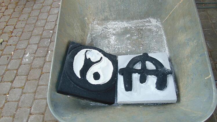 Zwei der Kunstwerke aus Schülerhand Foto: Petra Malbrich