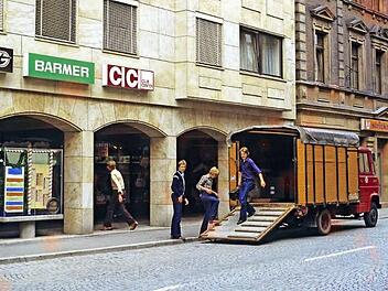 Mit dem Viehtransporter fuhr die Gruppe "Mercury" 1979 zum Konzert in der Kulmbacher Discothek "Cockpit" im Kressenstein vor. Damals leisteten sich die heimischen Bands noch eigene Roadies. Das Foto zeigt (von rechts) Bernd Oetter, Frank Bär, Michael Gärtlein und Erwin Fischer beim Entladen.  Foto: privat