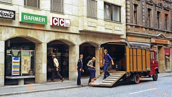 Mit dem Viehtransporter fuhr die Gruppe "Mercury" 1979 zum Konzert in der Kulmbacher Discothek "Cockpit" im Kressenstein vor. Damals leisteten sich die heimischen Bands noch eigene Roadies. Das Foto zeigt (von rechts) Bernd Oetter, Frank Bär, Michael Gärtlein und Erwin Fischer beim Entladen.  Foto: privat