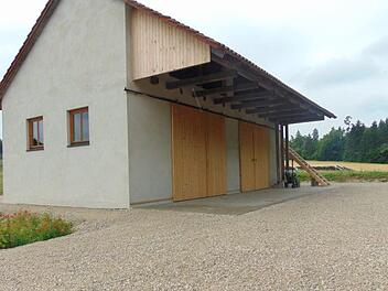 Hinter der bestehenden Halle soll  die Kühllagerhalle gebaut werden. Foto: Petra Malbrich