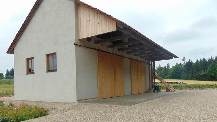 Hinter der bestehenden Halle soll  die Kühllagerhalle gebaut werden. Foto: Petra Malbrich