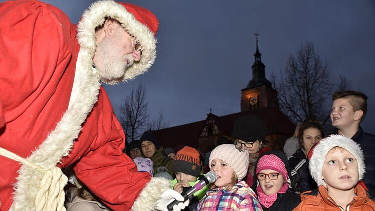 Viel Aufregung kam bei den jüngeren Besuchern des Marktes auf, als am späten Nachmittag ein großer Nikolaus den Markt besuchte und die Kinder beschenkte. Einige Kinder sagten ihm  ein Gedicht auf.