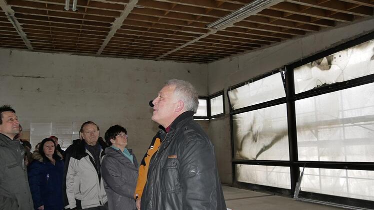 Bauamtsleiter Peschel führt die interessierten Bürger durch das Erdgeschoss. Foto: Manja von Nida