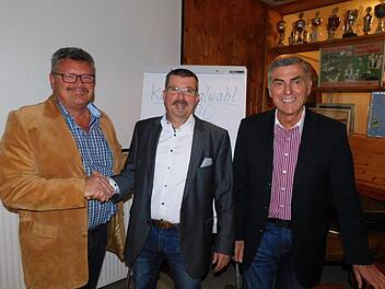 Horst Schirmer (Mitte) heißt der Bürgermeisterkandidat der Neuenmarkter Gemeinschaft. Er will Siegfried Decker (rechts) beerben. Zur Kandidatur gratulierte Vorsitzender Roland Richter.Horst Wunner