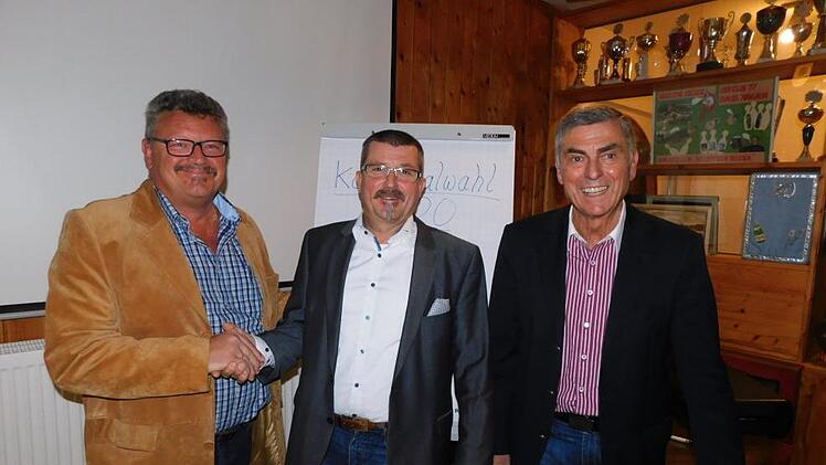 Horst Schirmer (Mitte) heißt der Bürgermeisterkandidat der Neuenmarkter Gemeinschaft. Er will Siegfried Decker (rechts) beerben. Zur Kandidatur gratulierte Vorsitzender Roland Richter.Horst Wunner
