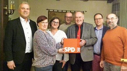 Die neue Vorstandschaft der SPD am Rennsteig mit (v. l.) stv. Kreisvorsitzendem Timo Ehrhardt, Erster Vorsitzender Diana Stein, Schatzmeisterin Dunja Wittmann, Beisitzer Werner Fehn, Zweitem Vorsitzenden Klaus Neubauer, Unterbezirks-Geschäftsführer Oliver Jauernig und Beisitzer Dieter Neubauer Foto: privat