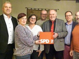 Die neue Vorstandschaft der SPD am Rennsteig mit (v. l.) stv. Kreisvorsitzendem Timo Ehrhardt, Erster Vorsitzender Diana Stein, Schatzmeisterin Dunja Wittmann, Beisitzer Werner Fehn, Zweitem Vorsitzenden Klaus Neubauer, Unterbezirks-Geschäftsführer Oliver Jauernig und Beisitzer Dieter Neubauer Foto: privat