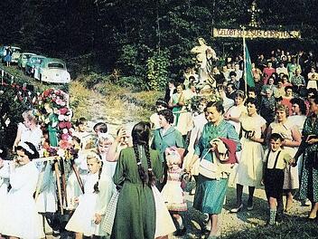 Aufnahme von 1959 von Josef Zeis. Damals zog die Prozession noch über die Treppenaufgang hinauf zur Steinknock-Kapelle und nach dem Gottesdienst wieder hinunter zur Mistendorfer Pfarrkirche.  Seit längerer Zeit nimmt die Prozession jetzt schon den Weg.