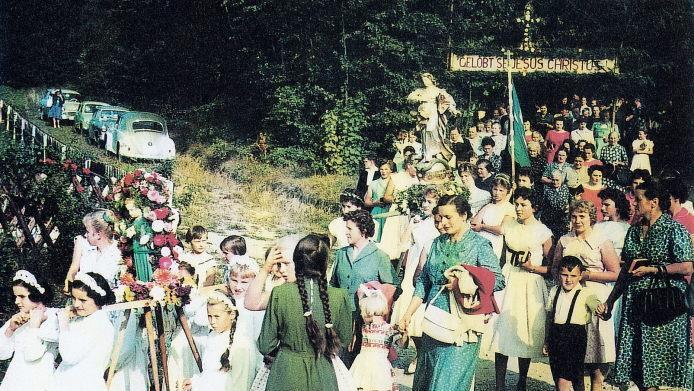 Aufnahme von 1959 von Josef Zeis. Damals zog die Prozession noch über die Treppenaufgang hinauf zur Steinknock-Kapelle und nach dem Gottesdienst wieder hinunter zur Mistendorfer Pfarrkirche.  Seit längerer Zeit nimmt die Prozession jetzt schon den Weg.