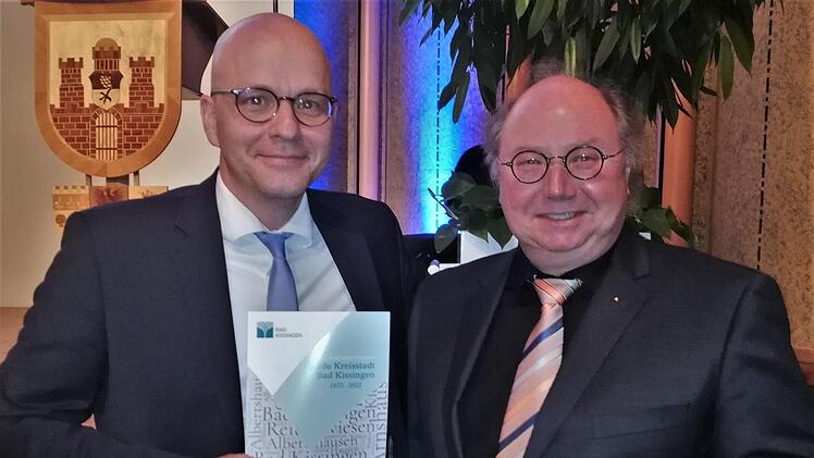 Oberbürgermeister Dr. Dirk Vogel (SPD, links) erhielt von Kulturreferent Peter Weidisch das erste Exemplar der in limitierter Auflage gedruckten Broschüre "50 Jahre Gebietsreform 1972-2022". Foto: Sigismund von Dobschütz