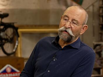 Horst Lichter glaubte, sich in dem mitgebrachten Kunstwerk wiederzuerkennen. "Das ist ein Porträt von mir", log er augenzwinkernd. "Ein kleines Teufelchen, das habe ich selber machen lassen", behauptete der Moderator in der neusten "Bares für Rares"-Ausgabe. Colmar Schulte-Goltz tat erst mal so, als glaube er dem Kollegen ...