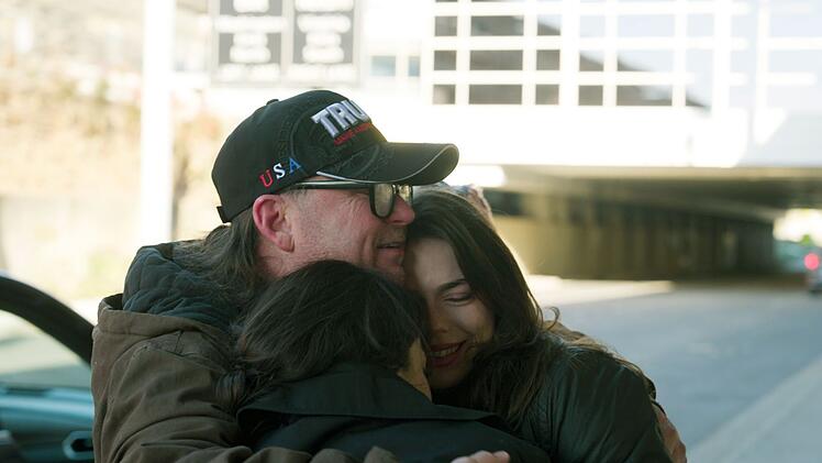 Nach Trumps Wiederwahl werden die Angreifer vom 06. Januar 2021 als treue Patrioten vom Pr&auml;sidenten begnadigt. Guy war urspr&uuml;nglich zu siebeneinhalb Jahren Gef&auml;ngnis verurteilt worden.