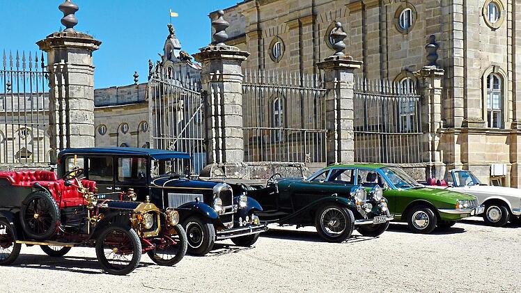 Vor der wundersch&ouml;nen Kulisse von Schloss Weissenstein pr&auml;sentieren sich fast 70 Jahre Automobilgeschichte im Wandel der Zeit (v.l.): DeDion Bouton (Baujahr 1904), Citroen AC4 (1930), Alvis Speed 20S (1933), NSU RO 80 (1968) und Mercedes Pagode 28...