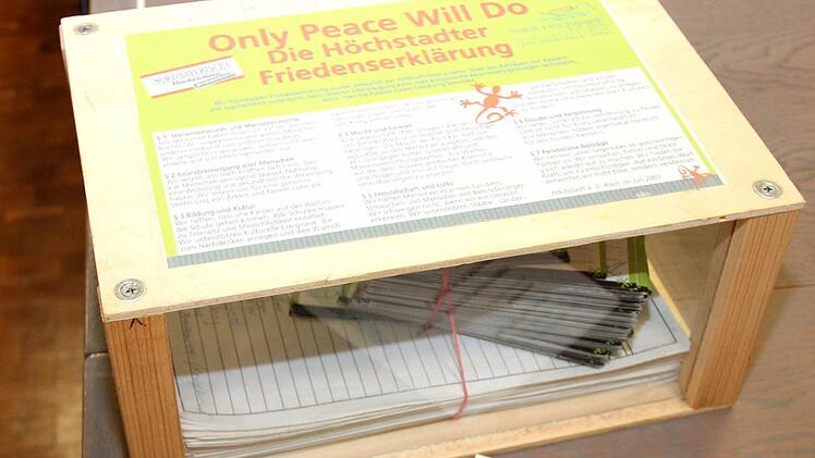 In dieser Box werden die 10 065 Unterschriften aufbewahrt, die zur Friedenserklärung gehören.